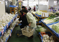 田子町直売所はにんにく・野菜が豊富です